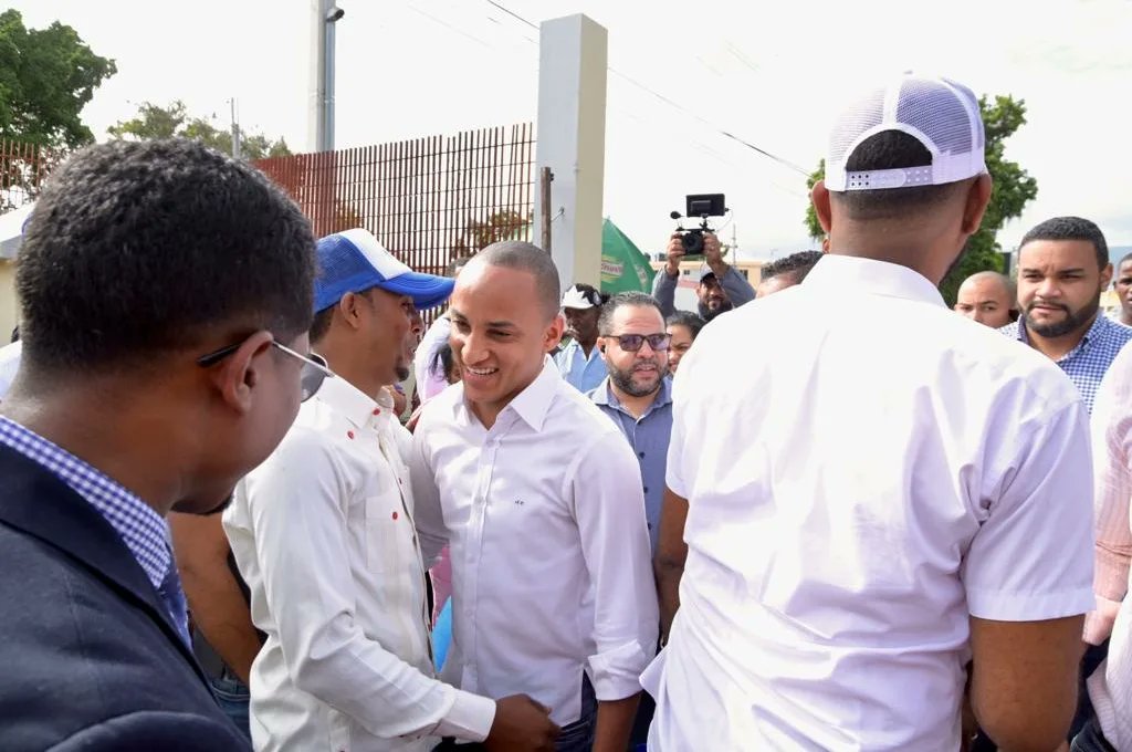 JoaquinFerndez's tweet photo. Azua, hoy reafirmando el compromiso que tiene con la Dirección Nacional de nuestro @prm_oficial, y con la permanencia del presidente @luisabinader dirigiendo los destinos del país. ¡Avanzamos juntos! #PRMPorMucho #4AñosMás https://t.co/Hg4g00csfU
