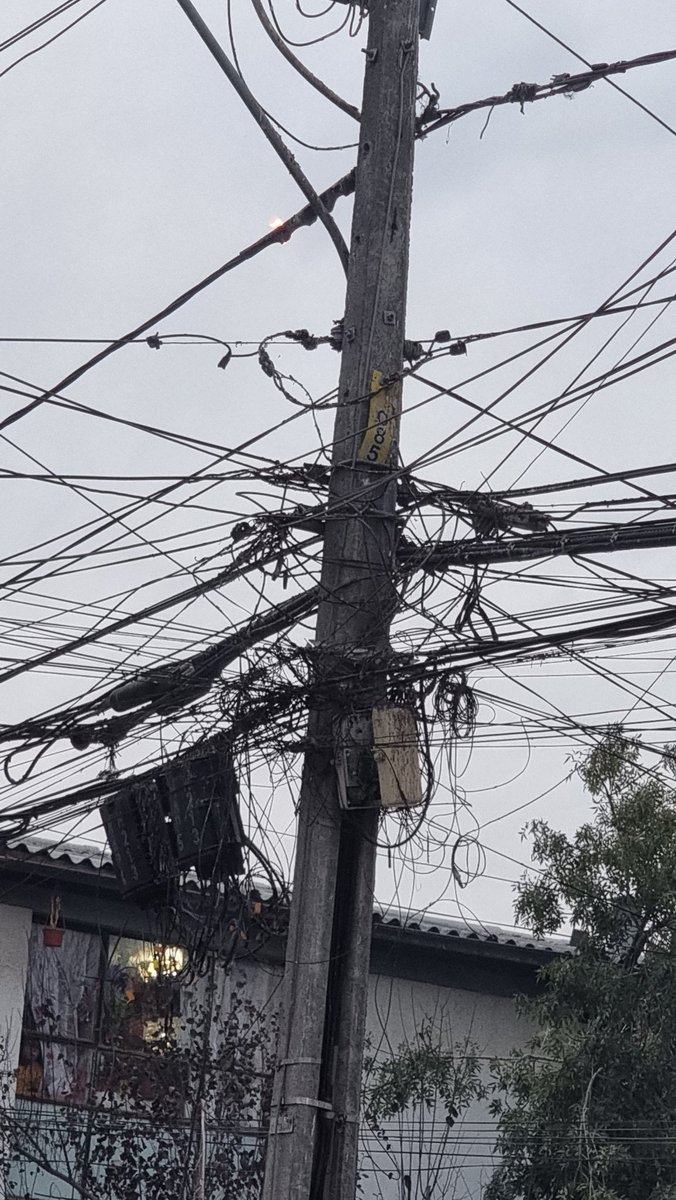 cvtandres's tweet photo. @CGE_Clientes @Cooperativa Senda B en La Pintana aún sin luz, transformador de Calle B hizo corte y arreglos recientes no funcionaron. https://t.co/Y3d7biQ7JY