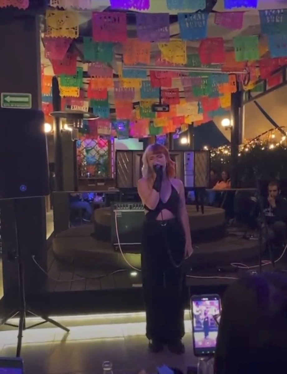 AlbaRecheEcu's tweet photo. lo fuerte y hermoso que es tener a alba cantando por primera vez en latam😭🥺 #AlbaShowcaseMX https://t.co/vBLrlZIOAK