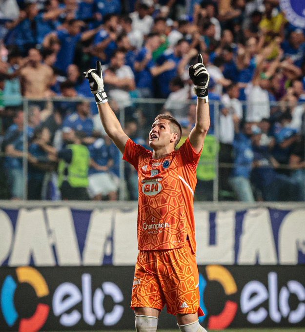 juniomsantos's tweet photo. Rafael Cabral na disputa de pênaltis entre Cruzeiro e Remo:

🧤 Defesa
🥅 Gol sofrido
🥅 Gol sofrido
🧤 Defesa
🥅 Gol sofrido
🧤 Defesa
🥅 Gol sofrido
🧤 Defesa

◉ 8 pênaltis
◉ 4 pênaltis defendidos

Rei de COPAS 🏆🏆🏆🏆🏆🏆🦊 https://t.co/v6gSsgHZ4t