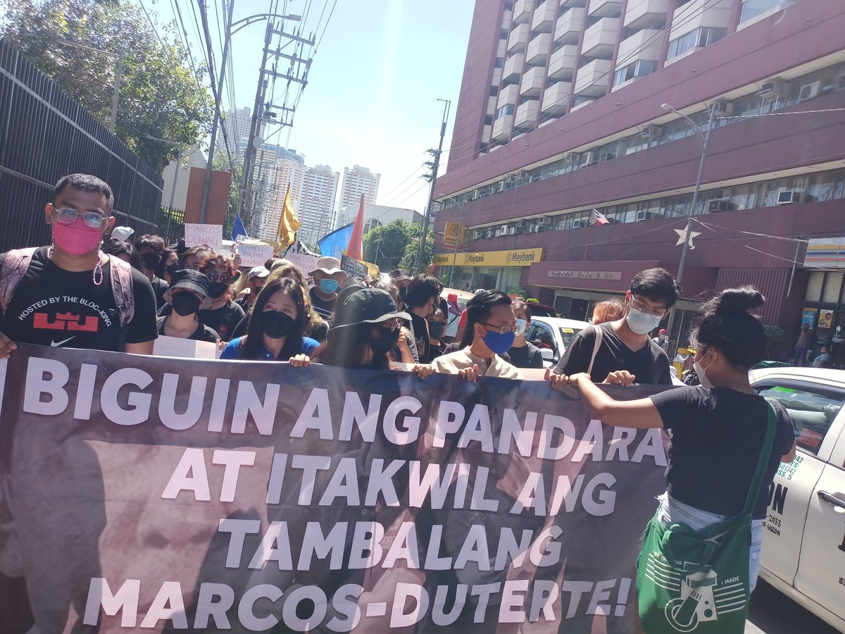 LFSPhilippines's tweet photo. Militant organizations and advocates of a clean elections troop to PICC to protest against the fraudulent 2022 national elections that pushed the presumptive victory of Marcos Jr. 

#NoToMarcosDuterte2022 
#ComelecPalpak https://t.co/TGurSxOnpS