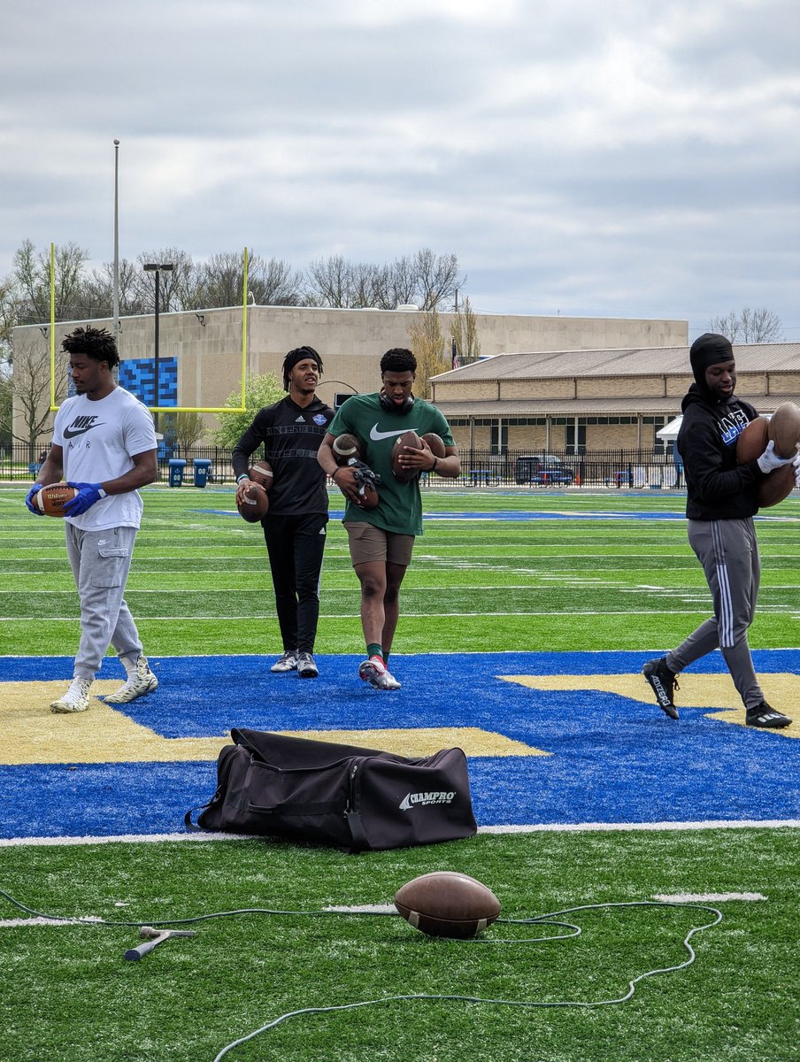 hockeypimp17's tweet photo. The grind never stops for these former @ElkhartLionsFB players. 2-D1s 1-D2 1-NAIA. We're proud of you guys!
@markavun6 @Trilly3Tyren
@DerrickWoodsJr @BDonye 
#elite https://t.co/i9p6Sk0WBt