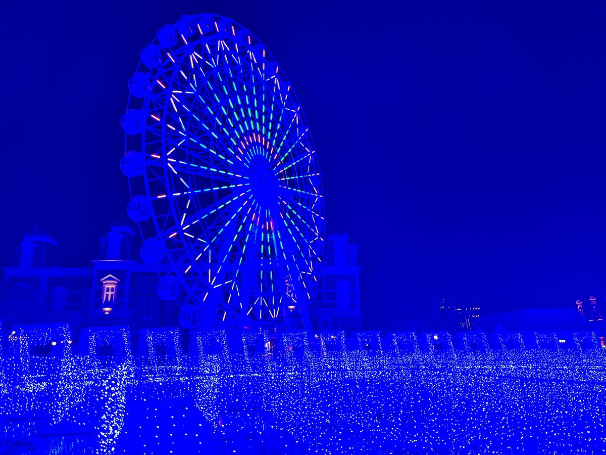 sunday_7771's tweet photo. ハウステンボスです。写真などを撮ってきたのでポツポツ紹介します。イルミネーションのメイン会場は一面のブルーです。観覧車は色とりどりに光ります。通路を歩いても何から何までブルーの世界が広がり���す。#長崎 #nagasaki #佐世保 #ハウステンボス #イルミネーション https://t.co/w4Iy4mpJQi