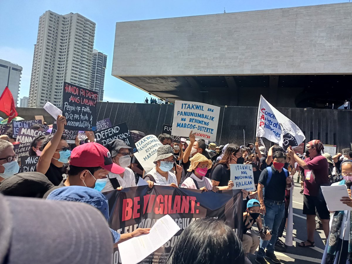 LFSPhilippines's tweet photo. Militant organizations and advocates of a clean elections troop to PICC to protest against the fraudulent 2022 national elections that pushed the presumptive victory of Marcos Jr. 

#NoToMarcosDuterte2022 
#ComelecPalpak https://t.co/TGurSxOnpS