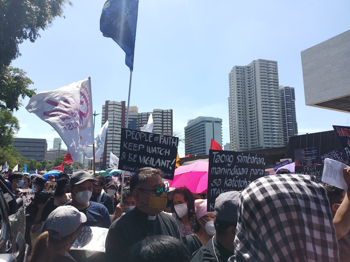 LFSPhilippines's tweet photo. Militant organizations and advocates of a clean elections troop to PICC to protest against the fraudulent 2022 national elections that pushed the presumptive victory of Marcos Jr. 

#NoToMarcosDuterte2022 
#ComelecPalpak https://t.co/TGurSxOnpS