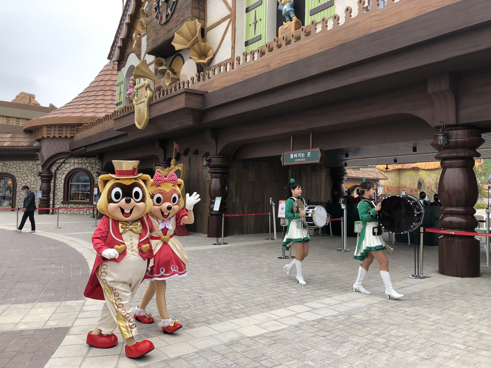 韓国観光公社 Visitkorea アンニョンハセヨ このキャラクターは 今日は釜山に新しくオープンした ロッテワールドへやってきました 海外でのテーマパークって何だかワクワク 韓国旅行 釜山 テーマパーク ロッテワールド T Co