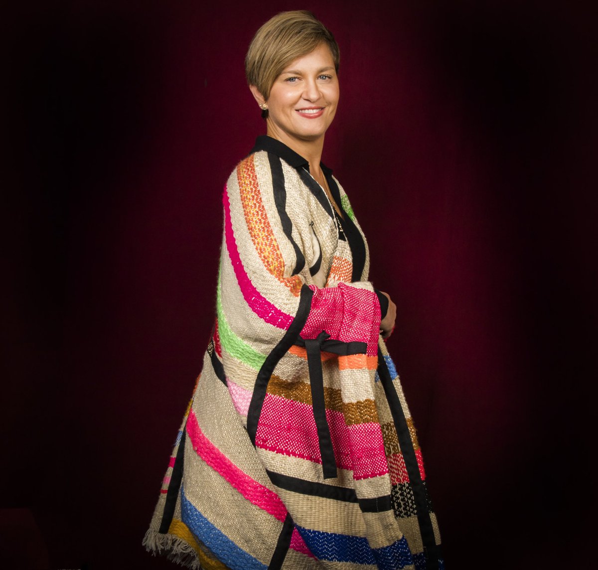 Veronicalcocerg's tweet photo. Vestida con el amor y poder femenino de la “Ruana de la Memoria”❤️🥺 Fue tejida en Antioquia por víctimas de la violencia y el desplazamiento forzado, cada mujer tejió una parte para preservar nuestras tradiciones y saberes ancestrales✨ ¡MODA CON RESILIENCIA Y SENTIDO SOCIAL! https://t.co/42WfI6eM6Z