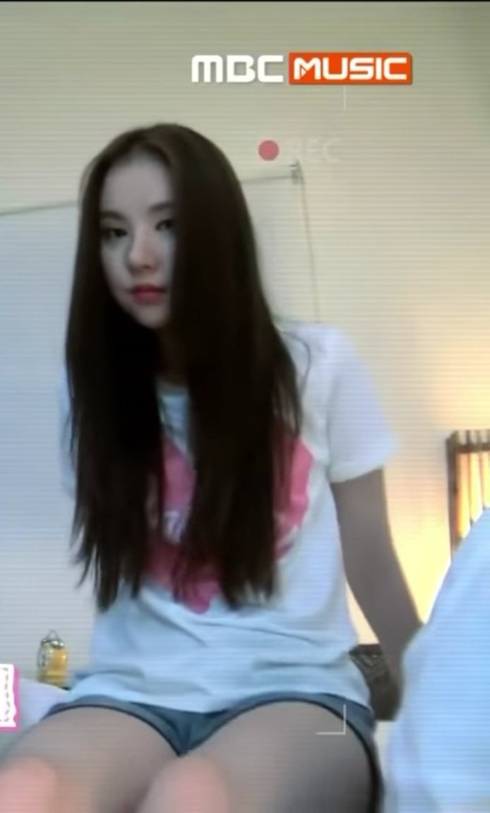 예전 으나영상보면 좀 색다른게 진짜 멘트가 없음 그나마 쇠랑 말할때 말 제일많이 하고 럼보다 더 차분한애기인데 지금보다 얼굴이 더 날카로워..잘생김