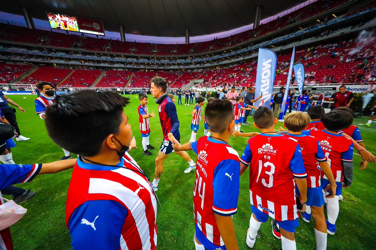 Chivas's tweet photo. ¡VAMOOOOOOS CHIIIVAAAAAS! 

Paso firme 👊🇲🇽 https://t.co/8j30HzluiO