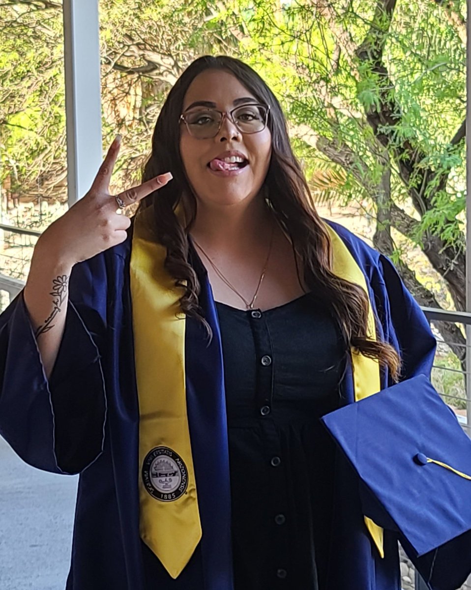 dottiemom_2's tweet photo. Way to go Melina. Once a Wildcat,  always a Wildcat.  Xoxoxo
#COSgrads2022 https://t.co/yL0fYvZ7i1