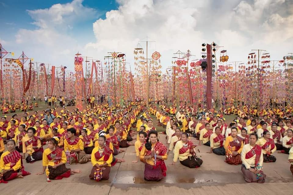 Festival qui promet d'être joli à Kalasin pour Visakha Bucha le 15. Ca se passe au site archéologique Phrathat Ya Khu dans le district de Kamalasai du 13 au 17 mai 2022 (localisation: goo.gl/maps/iX5hFaMbd…)
#thailande #ThailandFestival