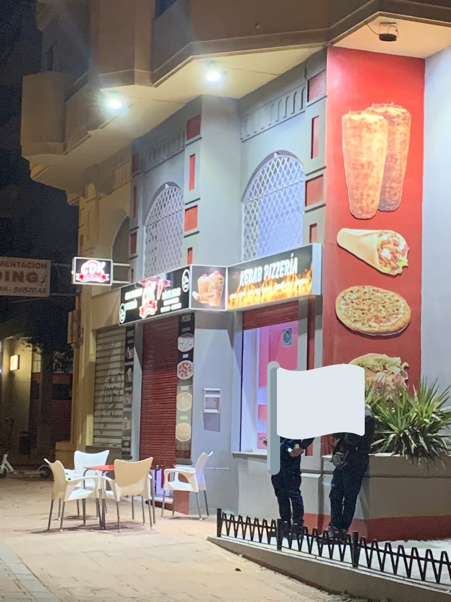 vckyhm_'s tweet image. hoy han intentado violar a mi hermana de 16 años en Casa del Kebab de Calle Spengler en Málaga. mi hermana ha entrado al baño y un trabajador se ha metido con ella y ha empezado a tocarla y a intentar desnudarla, mientras el otro la escuchaba gritar y no ha hecho nada