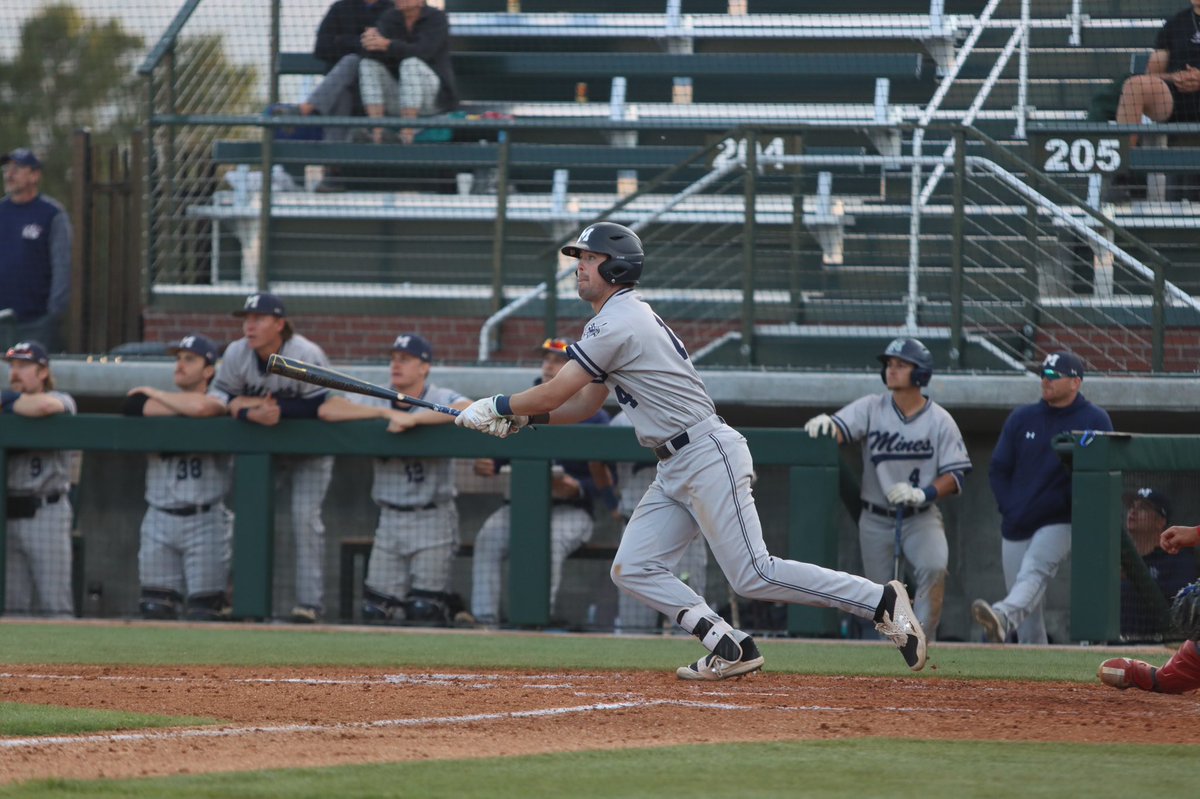 𝗘𝗡𝗗 𝟯

Mines 3
MSU Denver 4

Taylor White delivers a two-run double to tie it on the same day as his master’s graduation. Roadrunners retake it with one run in the bottom.

#HelluvaEngineer