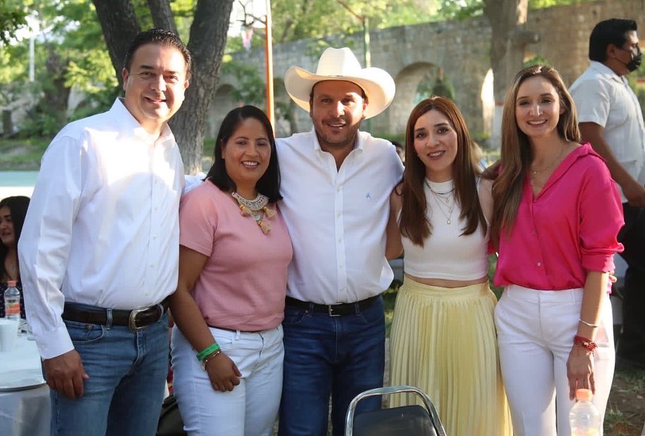 jaimebuenoz's tweet photo. Seguimos festejando a l@s maestr@s pero ahora en #Parras. Gracias al Alcalde @Fer_Orozco_Lara por invitarnos a @DavalosEdna y a mi a celebrar el #DíaDelMaestro con quienes están comprometidos con la formación de los estudiantes parrenses. #SomosMásLosBuenos https://t.co/UOQvIAHHwL