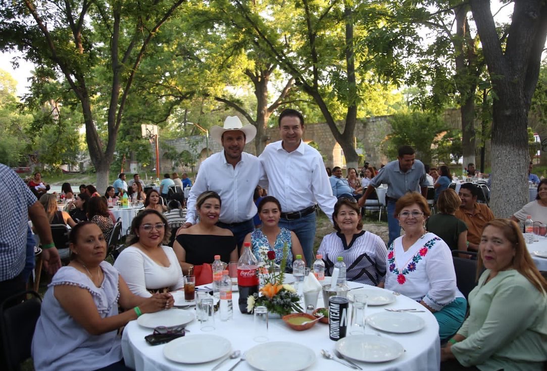 Seguimos festejando a l@s maestr@s pero ahora en #Parras. Gracias al Alcalde <a href="/Fer_Orozco_Lara/">Fernando Orozco Lara</a> por invitarnos a <a href="/DavalosEdna/">Edna Davalos</a> y a mi a celebrar el #DíaDelMaestro con quienes están comprometidos con la formación de los estudiantes parrenses. #SomosMásLosBuenos