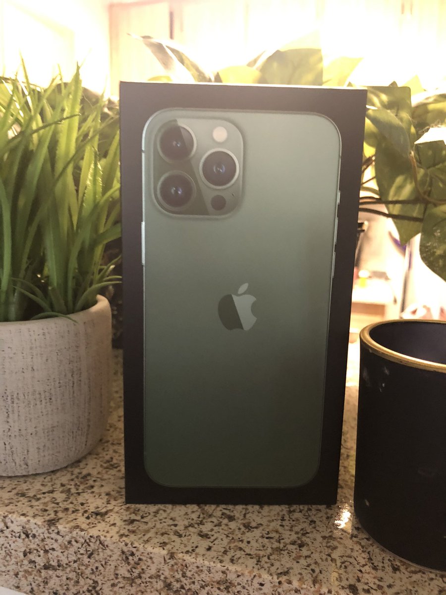 kaykrss's tweet photo. I might be a little obsessed with my new phone. I haven’t had a new one in like 4 years and the screen was cracked and barley was living 🤣🤣 you were a champ ! R. I. P. ON TO THE NEXT ONE https://t.co/4AoiHFZ1Eb