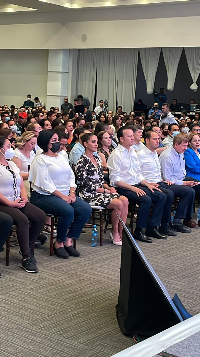 JorgeCamachoMEX's tweet photo. Al término del #debatedurango @EVillegasV se reúne con el Sector Salud de Durango.
La visión es un sistema de salud integral para todo el Estado.
La mejor forma de festejar el triunfo de todos los duranguenses. https://t.co/YBE9gdmYAQ