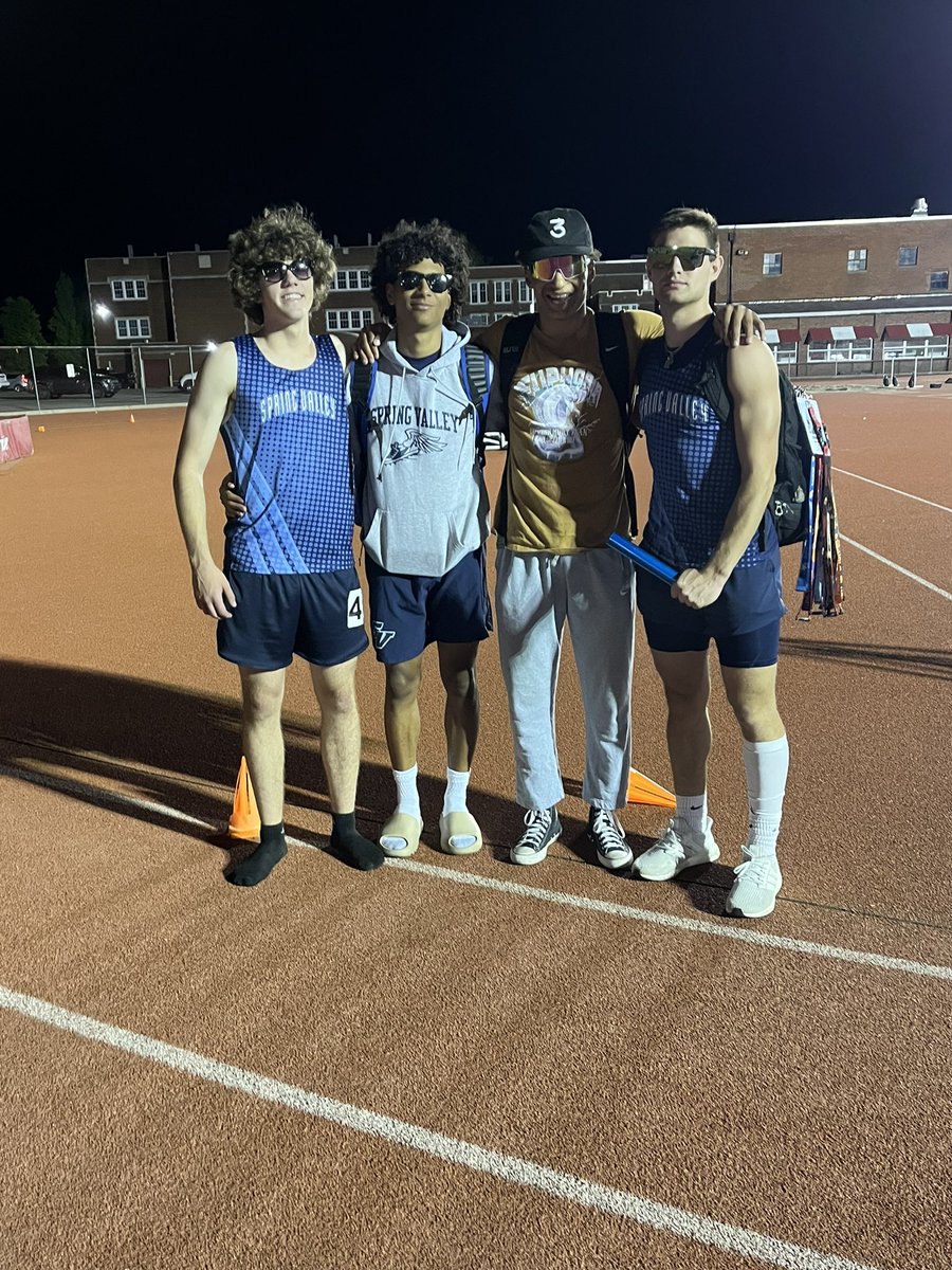Kyndon2's tweet photo. Back to back 4x200 state qualifiers!! @AthleticsSvhs https://t.co/kdhADbCYRc