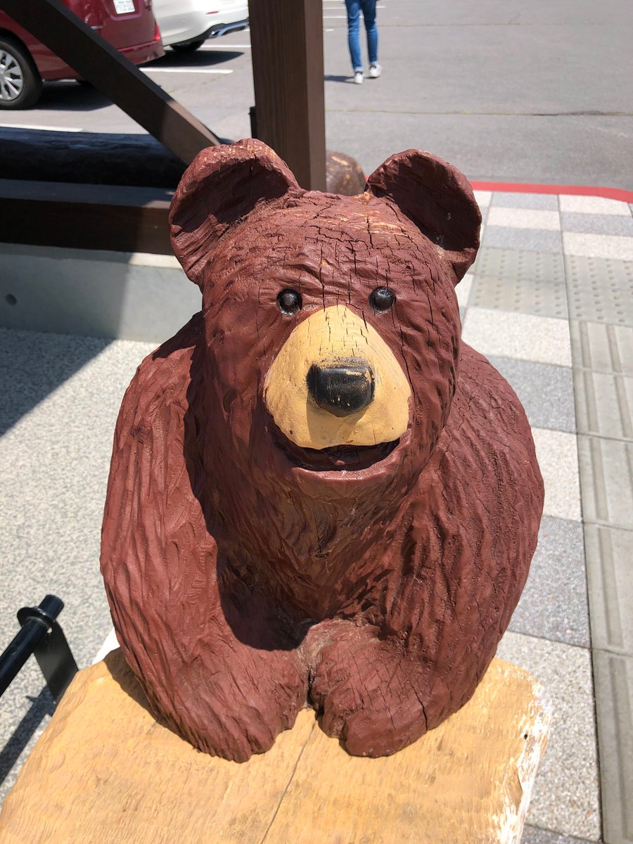 SOCIAL_INTERIOR's tweet photo. GWに訪れた長野県「マルメロの駅ながと」で被害木を活用したベンチを発見!
ベンチを支える木彫りの熊の表情に癒やされました🐻😌
#時々社員もつぶやきます #ソーシャルインテリア #subsclife #サステナブル #ロングライフ #木彫りの熊 #手作りベンチ https://t.co/trcG2g6sjM