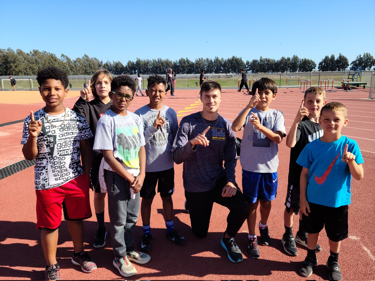 The Boys had the opportunity to meet <a href="/UCLATrack_Field/">UCLA Track & Field</a> Athlete and friend @ChaseWells15 today. He's a former <a href="/starsofoxnard/">Oxnard Stars</a>/<a href="/OxnardTrack/">Oxnard Track</a> Alumni.  He shared some positive words of advice and encouragement and wished the boys best of luck this weekend. Thanks Chase !!!