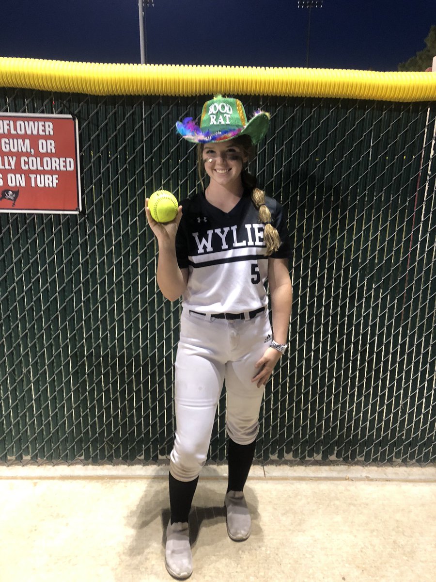 Hanna Hood went 3-4 with an RBI and a 💣!!