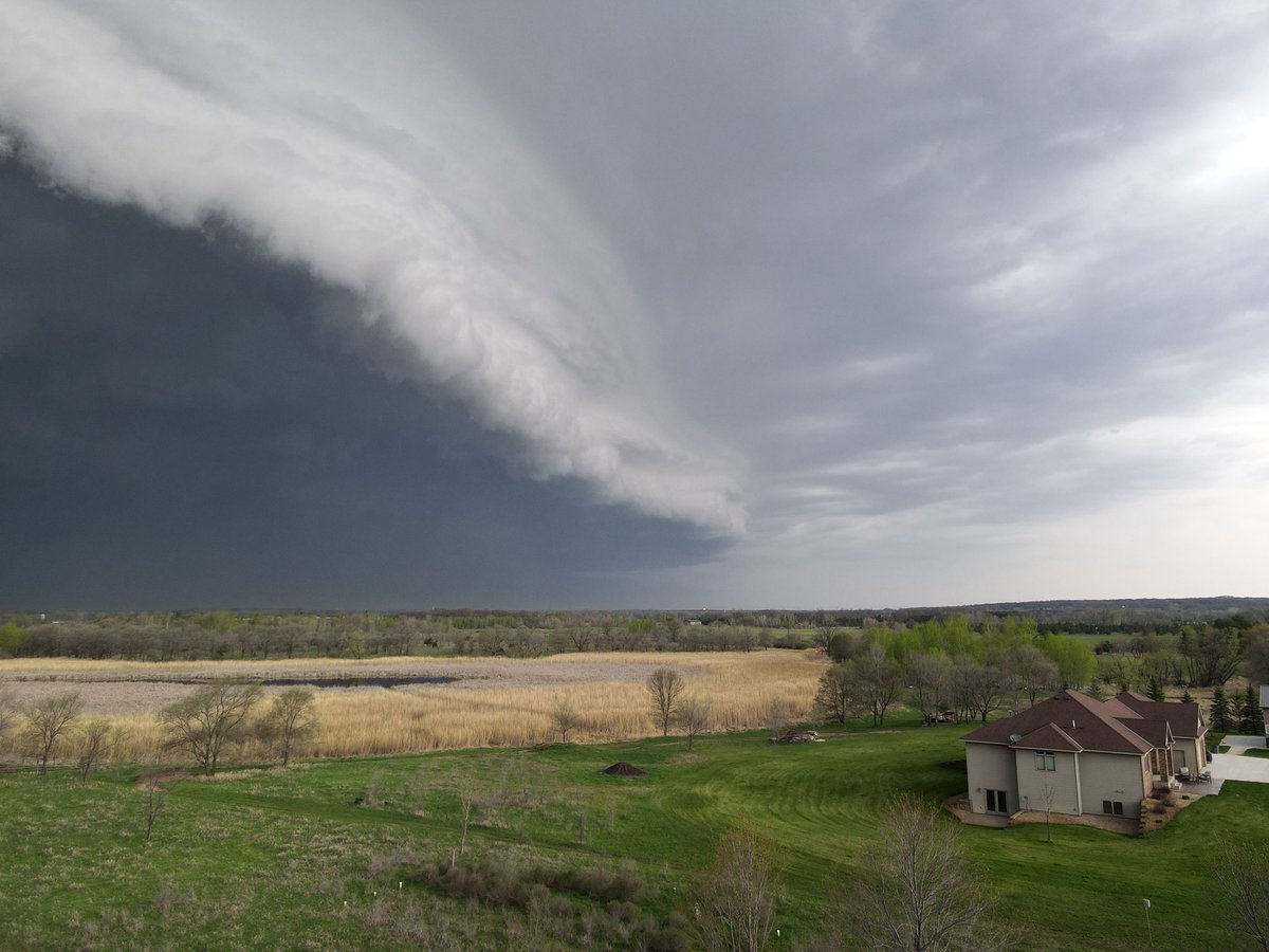 jacobdvorak2's tweet photo. Some more photos from the storm earlier this evening… #mnwx @NWSTwinCities @kare11wx @foxweather https://t.co/ZqrtGxBvvl