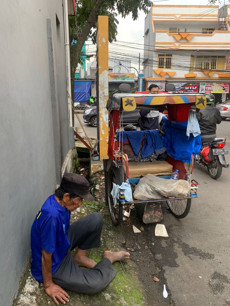 makeitups's tweet photo. "Kondisi Kritis, Tukang Becak Tinggal Tanpa Rumah"

Di daerah Cikawao Bandung, Tim CTA ketemu tukang becak yang kondisinya berkaki bengkak, sesak  bernafas dan hidup di jalan tanpa rumah. Tukang becak tersebut namanya Pak Rasyam. Kondisinya kini makin kritis 😭

a thread https://t.co/VD9KjzUJ8f
