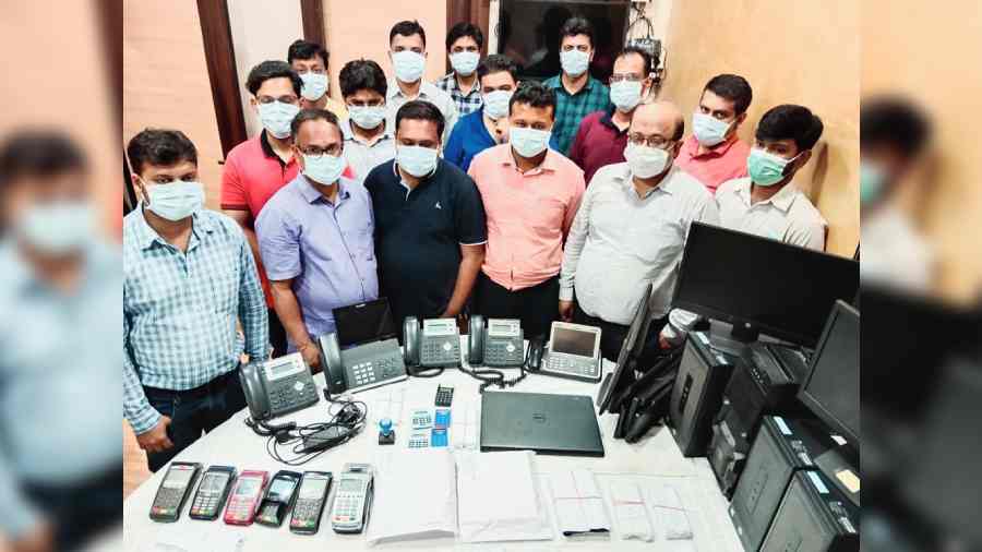 trilogymediainc's tweet photo. Oh sweet victory. This is definitely a step in the right direction. 15 scammers arrested yesterday at MET, 5th floor of the Eco Space building in Kolkata.
https://t.co/lteqSGQsVc https://t.co/SvcnFx3DU3