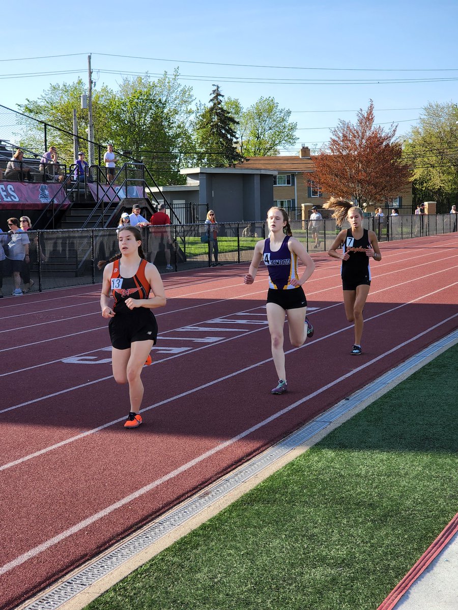 LkwdLHSTrakFld's tweet photo. Anna D was 8th in the mile with a PR 5:43.40 & Julia K was 9th 5:47.40. Helen F was 7th in the 800 in a PR 2:31.06 & Mallory was 10th 2:37.78.
π π
#RangerPride @LkwdAthletics #OneHeartbeatOneLkwd #FocusFWD @LkwdSchools @LHS_ABOOSTERS @FacesLakewoodOH https://t.co/pet8IULfPP