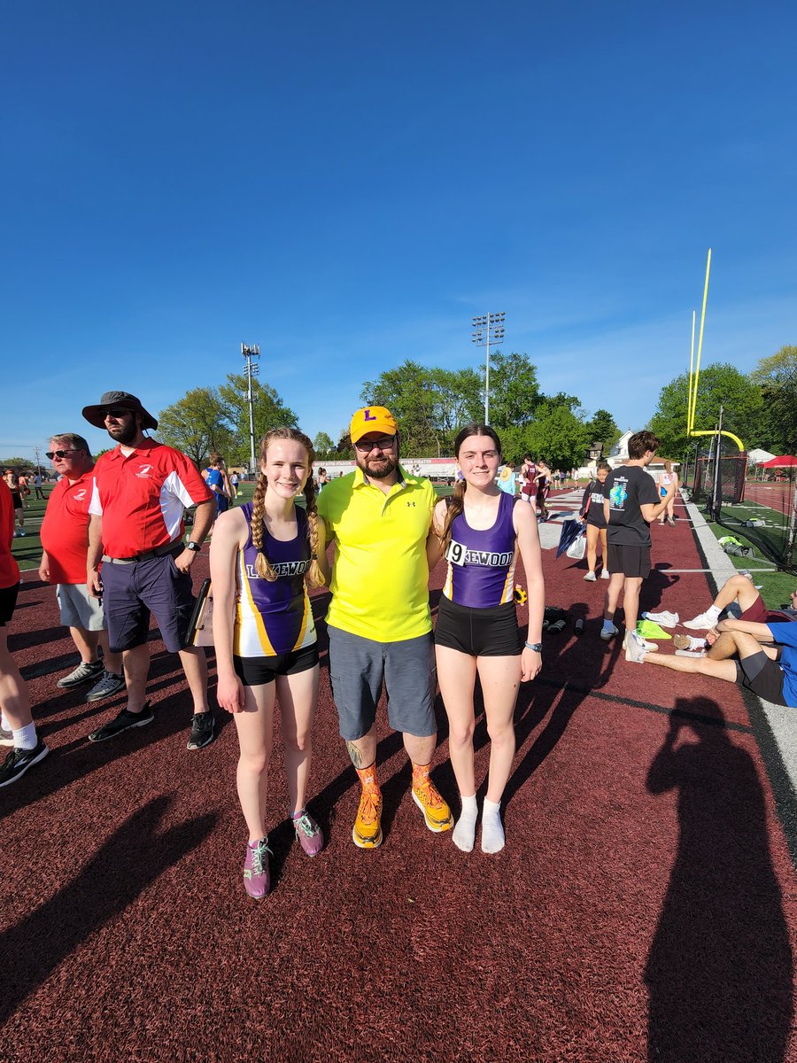 LkwdLHSTrakFld's tweet photo. Anna D was 8th in the mile with a PR 5:43.40 & Julia K was 9th 5:47.40. Helen F was 7th in the 800 in a PR 2:31.06 & Mallory was 10th 2:37.78.
π π
#RangerPride @LkwdAthletics #OneHeartbeatOneLkwd #FocusFWD @LkwdSchools @LHS_ABOOSTERS @FacesLakewoodOH https://t.co/pet8IULfPP
