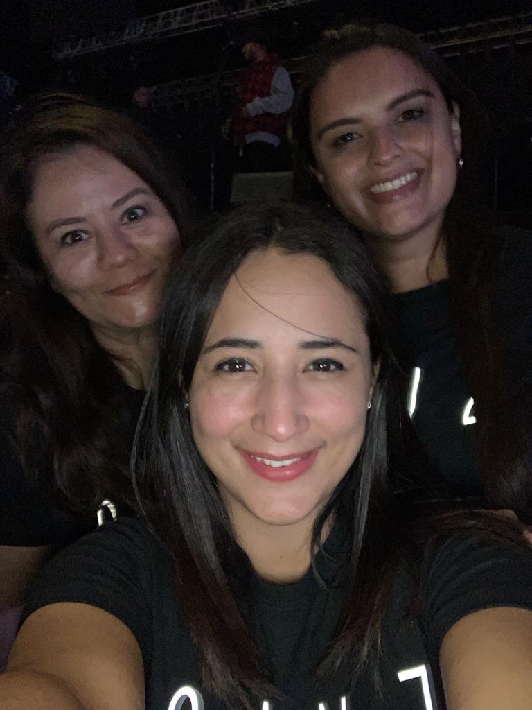 Dasbella_'s tweet photo. Mis personas, con nuestra persona!!

Que haría yo sin ellas!!! @AlejandroSanz @GuateSanz https://t.co/fvmif0mU2s