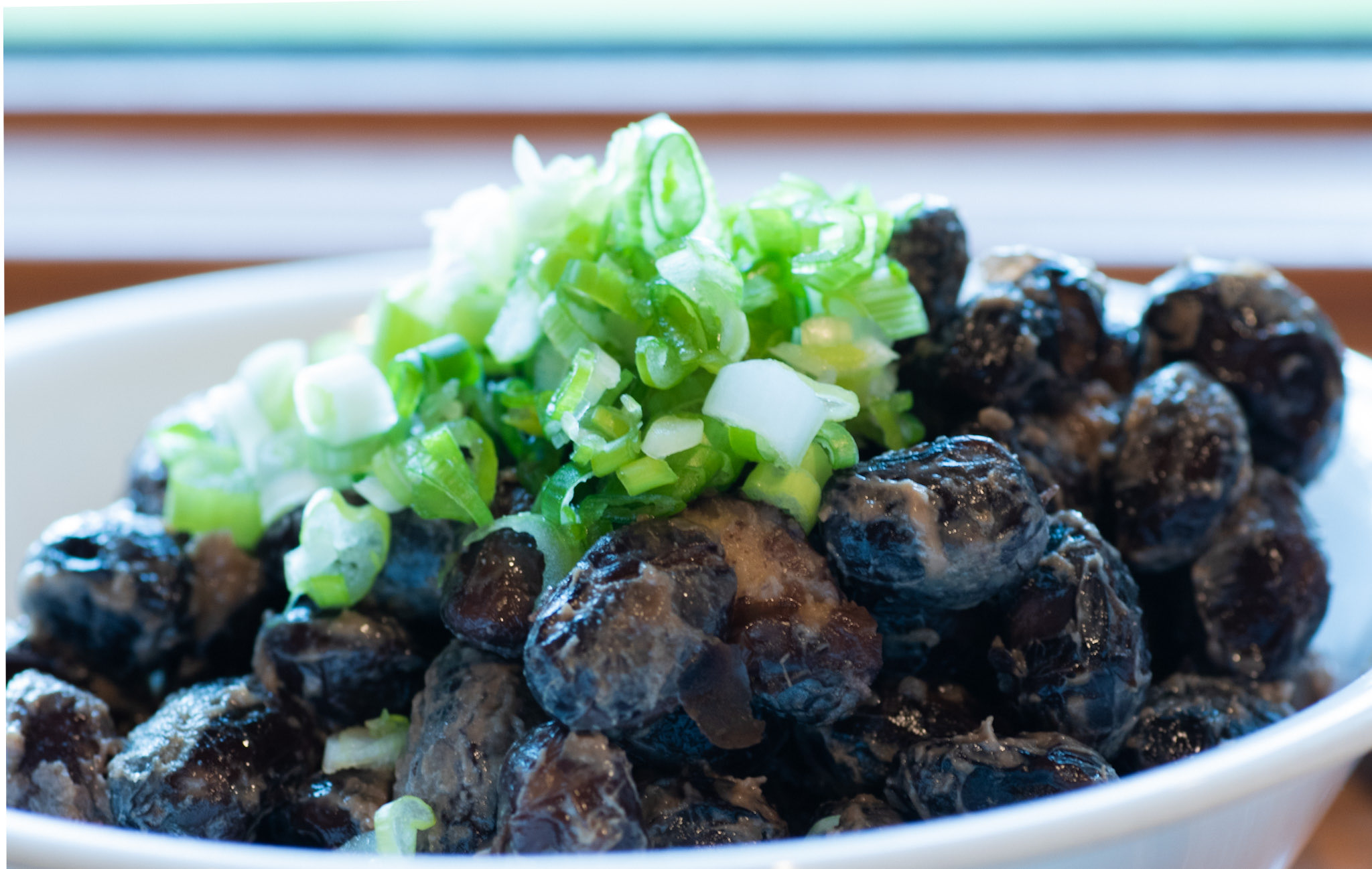 ま も とろける食感 たまらん 自家製の黒豆納豆 自作史上最高においしい出来となりました 粘りもにおいも上出来 キモはですね 黒豆が 産 北海道 だから 素材が違えばこうも違うのか 納豆 黒豆納豆 自作納豆 黒豆 アントシアニン