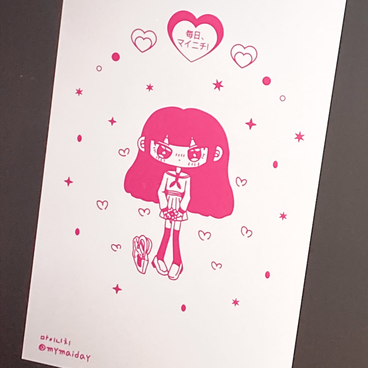 새 포장지 디자인•••♡
단색이라 잘 안 보여서 아쉽지만, 손에 네잎클로버를 들고 있어요! 행운과 함께 찾아가기를｡｡｡♥