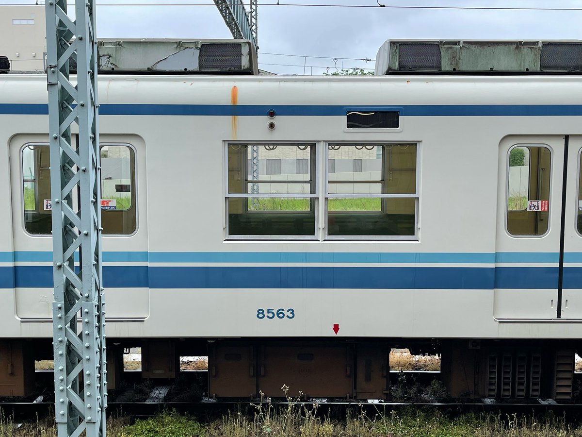 Rail_Channel's tweet photo. #8563F + #8564F 廃車回送 その2
両編成とも #東上線 で長く活躍。とくに8564Fは2コテ最後の未修繕車。修繕が遅かったので、塗りドア+案内表示器の組み合わせはこの編成だけでした。1979年10月から1983年7月まで #野田線 でも活躍
#8000系 https://t.co/6buovVelRc