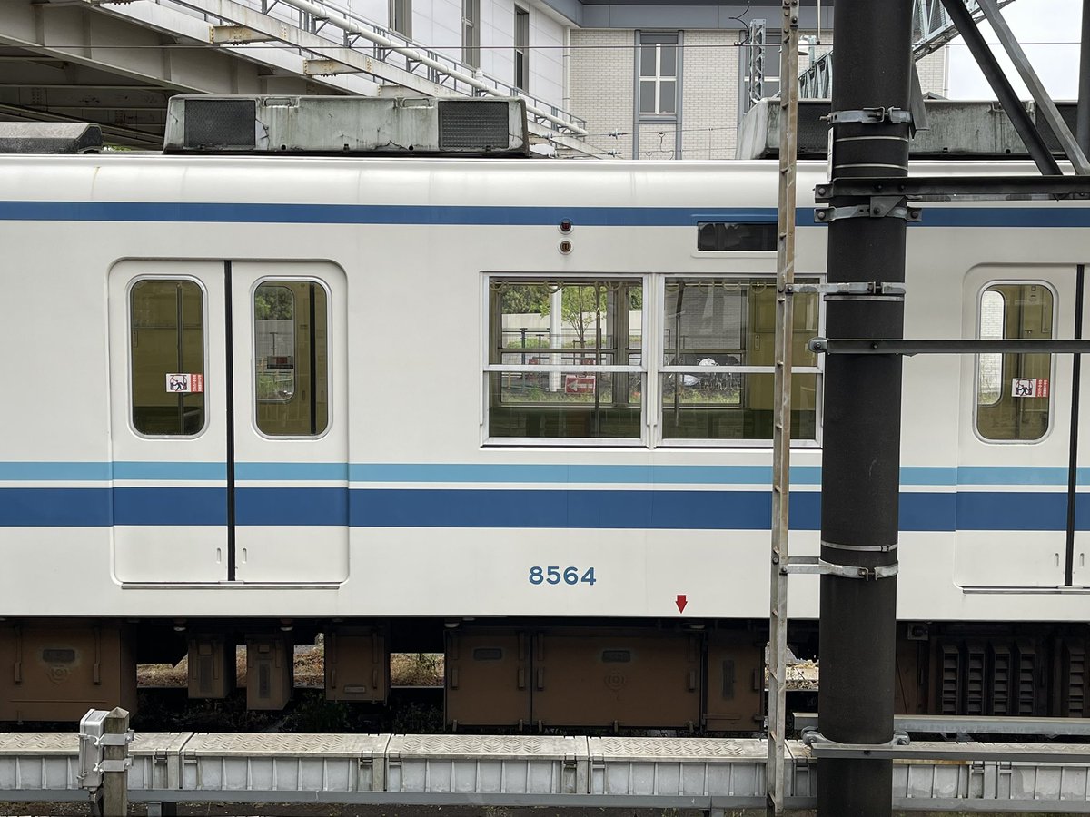 Rail_Channel's tweet photo. #8563F + #8564F 廃車回送 その2
両編成とも #東上線 で長く活躍。とくに8564Fは2コテ最後の未修繕車。修繕が遅かったので、塗りドア+案内表示器の組み合わせはこの編成だけでした。1979年10月から1983年7月まで #野田線 でも活躍
#8000系 https://t.co/6buovVelRc