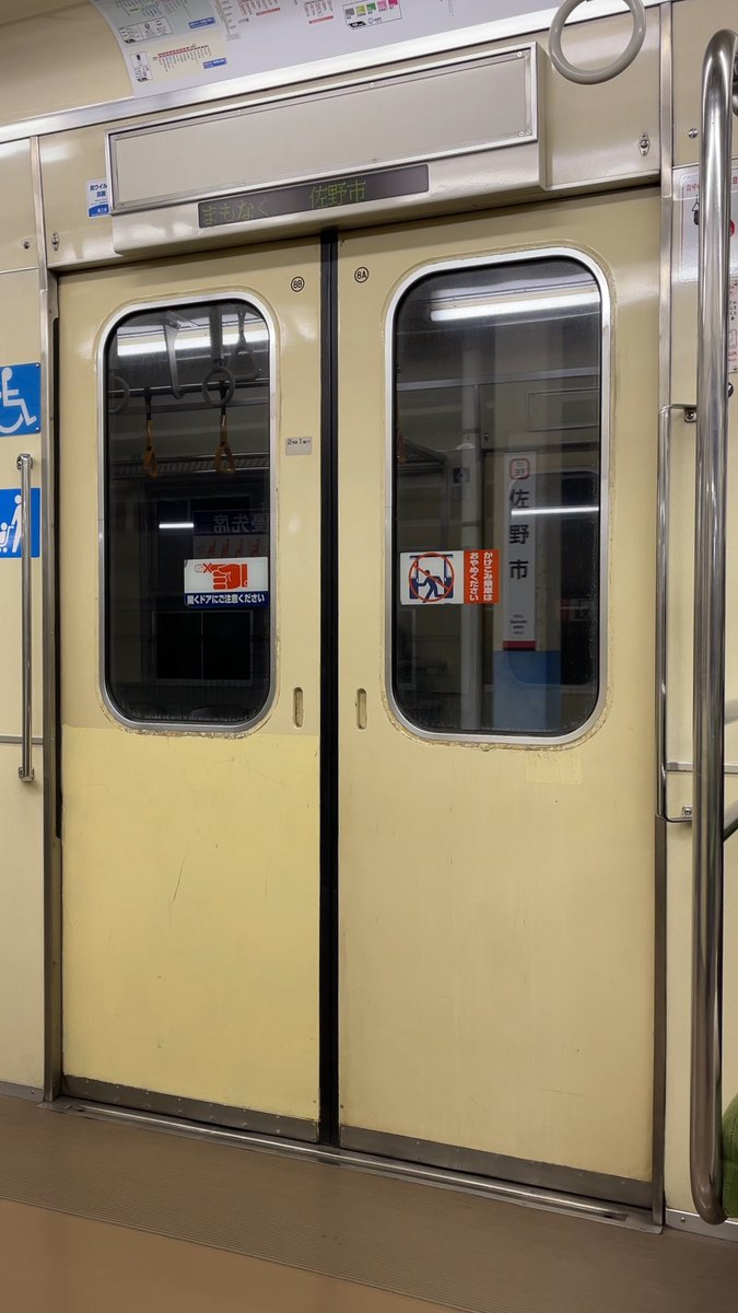 Rail_Channel's tweet photo. #8563F + #8564F 廃車回送 その2
両編成とも #東上線 で長く活躍。とくに8564Fは2コテ最後の未修繕車。修繕が遅かったので、塗りドア+案内表示器の組み合わせはこの編成だけでした。1979年10月から1983年7月まで #野田線 でも活躍
#8000系 https://t.co/6buovVelRc