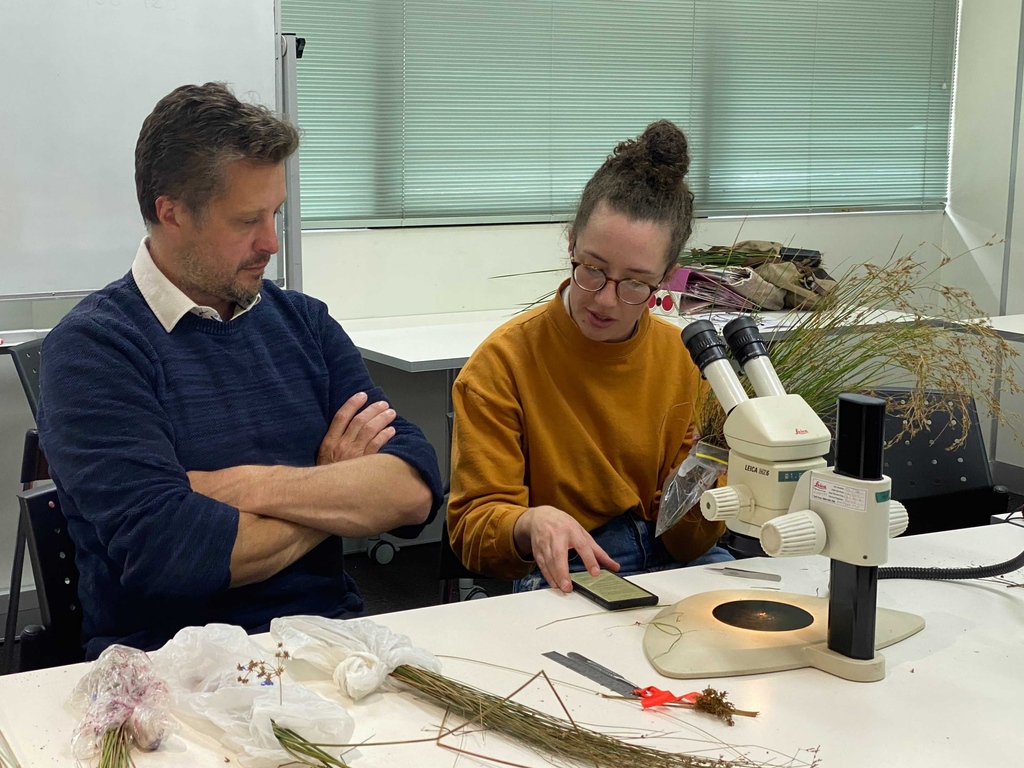 BiosisAU's tweet photo. Plant nerding - aka plant identification - with the Botany team in Port Melbourne. We love a bit of #nerdpride! 🌱

#ecologist #surveylife #plants #plantsofig #plantidentification #fieldwork #ecology #biosisau #botanist #environmentalconsultant #botany #plantpeople #science https://t.co/Tesb4iBD8g