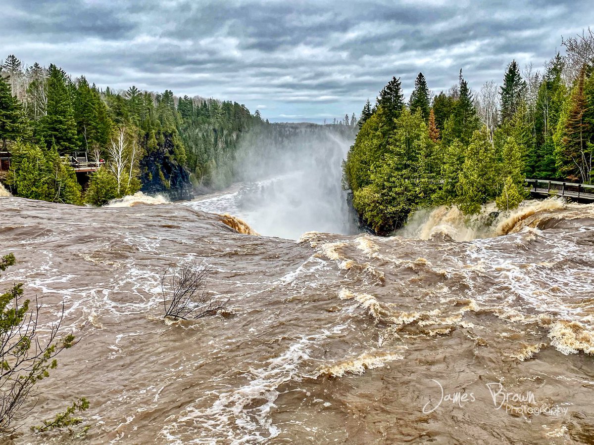 jrbrown19's tweet photo. Some photos of the vast amounts of water flowing today. Can be so neat, but also so destructive and dangerous.
#kakabekafalls #CurrentRiver #Flood2022 #tbay https://t.co/NpnAeI1JbW