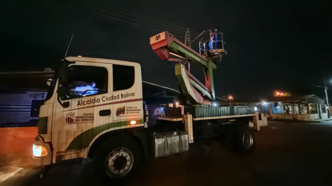 comandosergioh's tweet photo. A las 10:57PM continuamos en La Macarena con la instalación de lámparas LED para fomentar la política de ahorro energético; de la mano con nuestra empresa hermana @Cvg_Cabelum #NuestraAméricaUnida https://t.co/3JbXNUWwXA