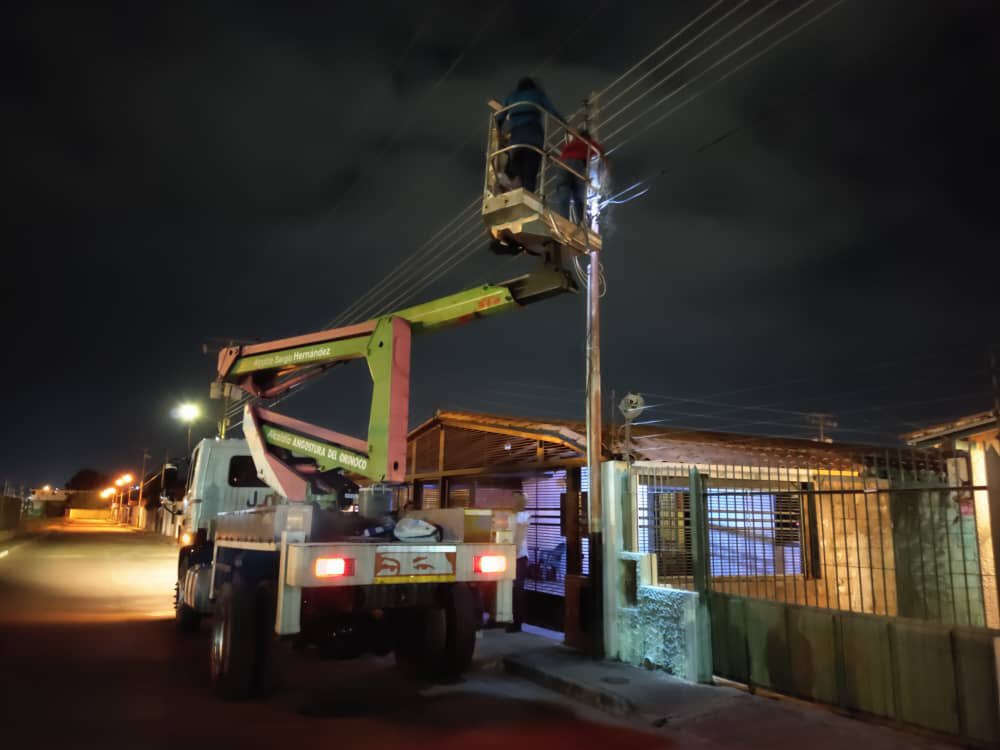 comandosergioh's tweet photo. A las 10:57PM continuamos en La Macarena con la instalación de lámparas LED para fomentar la política de ahorro energético; de la mano con nuestra empresa hermana @Cvg_Cabelum #NuestraAméricaUnida https://t.co/3JbXNUWwXA