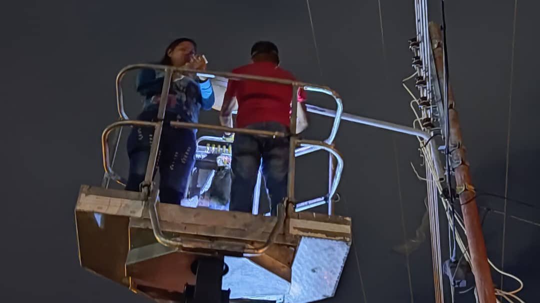 A las 10:57PM continuamos en La Macarena con la instalación de lámparas LED para fomentar la política de ahorro energético; de la mano con nuestra empresa hermana <a href="/Cvg_Cabelum/">CVG CABELUM C.A</a> #NuestraAméricaUnida