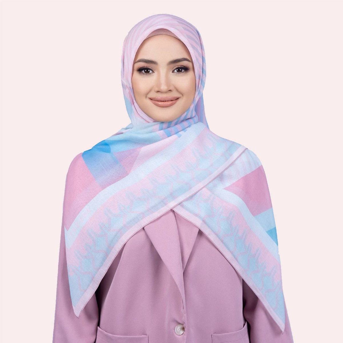 aminadiahhh's tweet photo. Cantiknya semua design tudung fazura yg latest!! Rasa nk  beli semuaa💸💸😭 https://t.co/ZsQMbmJudz