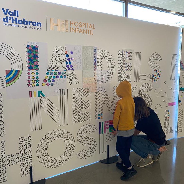 vallhebron's tweet photo. Els nens i nenes hospitalitzats, acompanyats del personal sanitari, les seves famílies o els voluntaris, baixaran durant tot el matí per omplir de color el mural pel #DiaNenHospitalitzat 🙌🏽 https://t.co/uS3ScivYVy