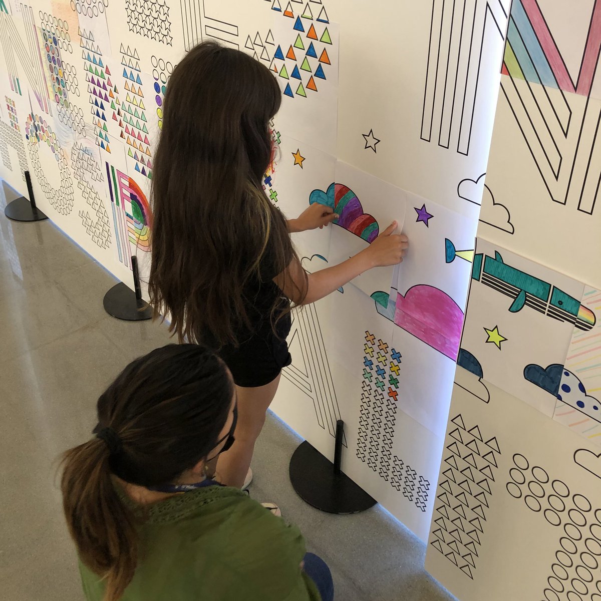 vallhebron's tweet photo. Els nens i nenes hospitalitzats, acompanyats del personal sanitari, les seves famílies o els voluntaris, baixaran durant tot el matí per omplir de color el mural pel #DiaNenHospitalitzat 🙌🏽 https://t.co/uS3ScivYVy
