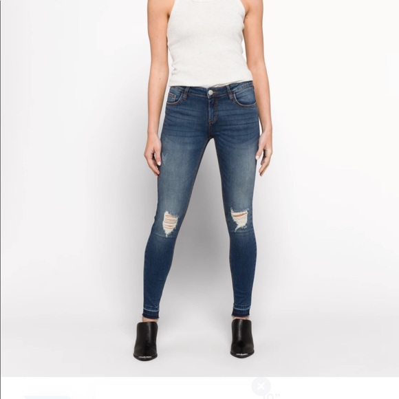 MandiMelton5's tweet photo. So good I had to share! Check out all the items I'm loving on @Poshmarkapp from @jennifer7755 @mamagale3 #poshmark #fashion #style #shopmycloset #bananarepublic #lanebryant: https://t.co/fPGk8jGxFj https://t.co/MU9jMmfHe6