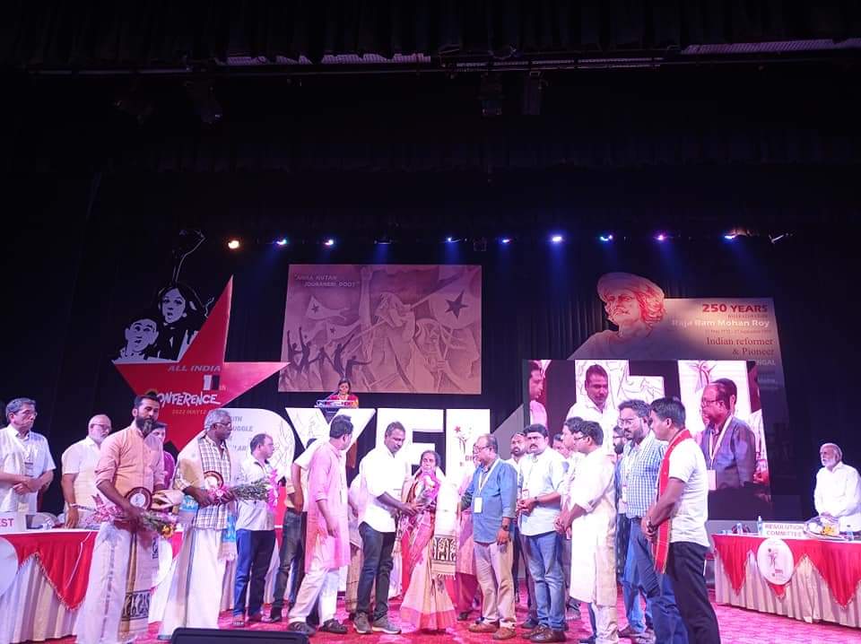 dyficec's tweet photo. Martyrs' familes being honoured by the 11th DYFI All India Conference. https://t.co/vM7r8ZgftT