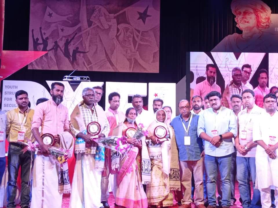 dyficec's tweet photo. Martyrs' familes being honoured by the 11th DYFI All India Conference. https://t.co/vM7r8ZgftT