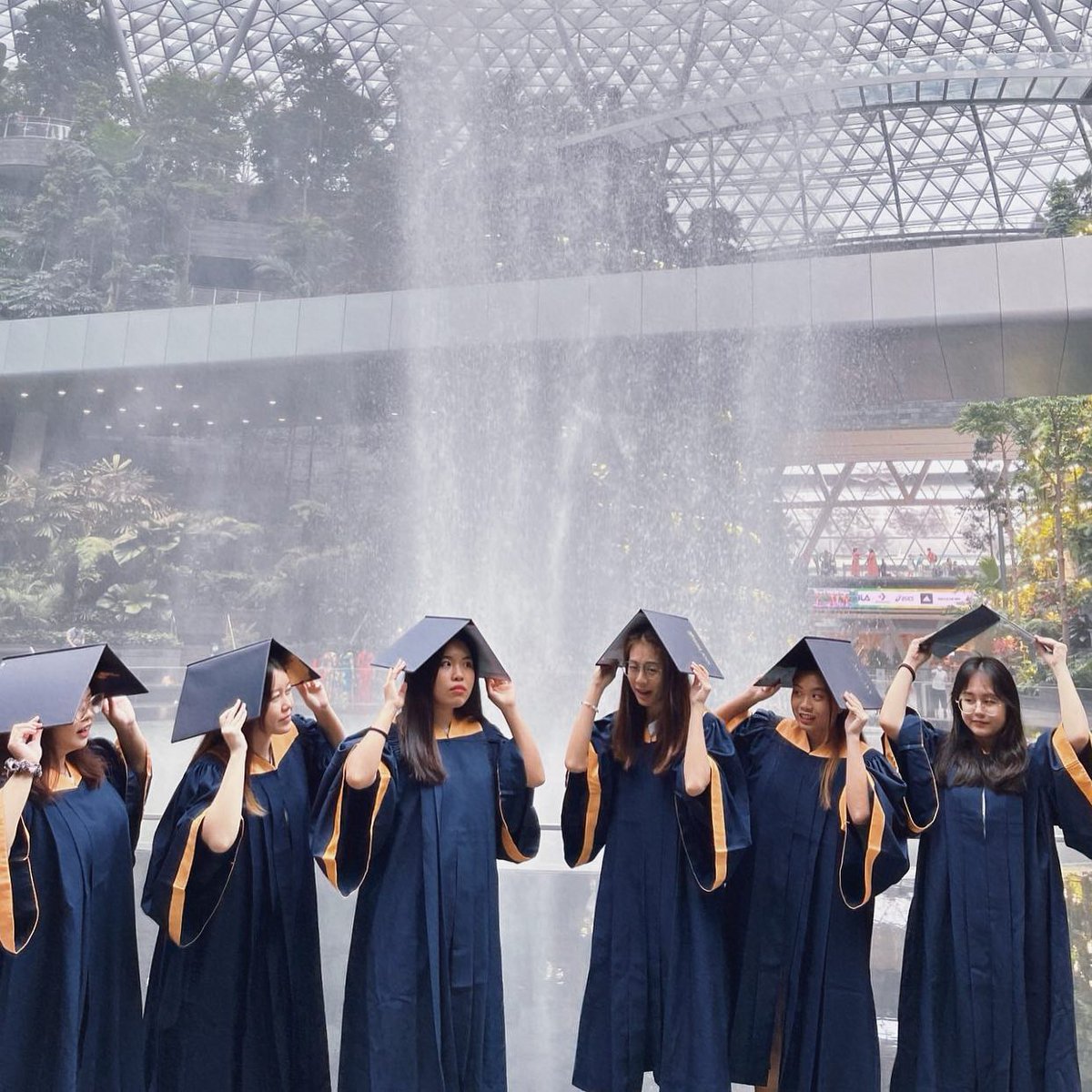 NgeeAnnNP's tweet photo. Class of 2022 understood the assignment ๐๐ Enjoy some of our favourite graduation photos posted by YOU! ๐๐งโ๐#ngeeannpoly #bepartofxtra #npgrad2022 https://t.co/HGVwSBrzHn
