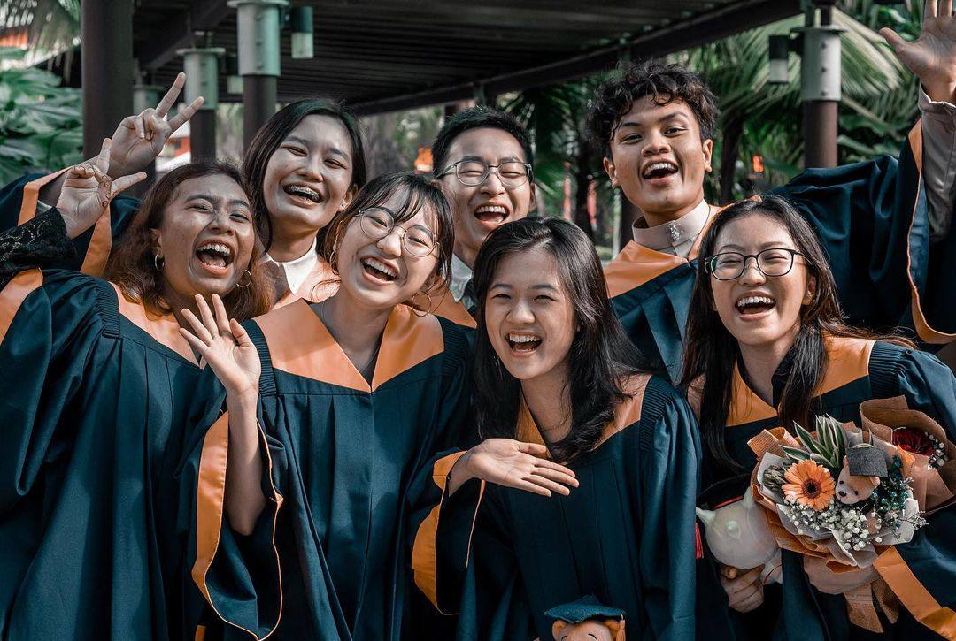 NgeeAnnNP's tweet photo. Class of 2022 understood the assignment ๐๐ Enjoy some of our favourite graduation photos posted by YOU! ๐๐งโ๐#ngeeannpoly #bepartofxtra #npgrad2022 https://t.co/HGVwSBrzHn