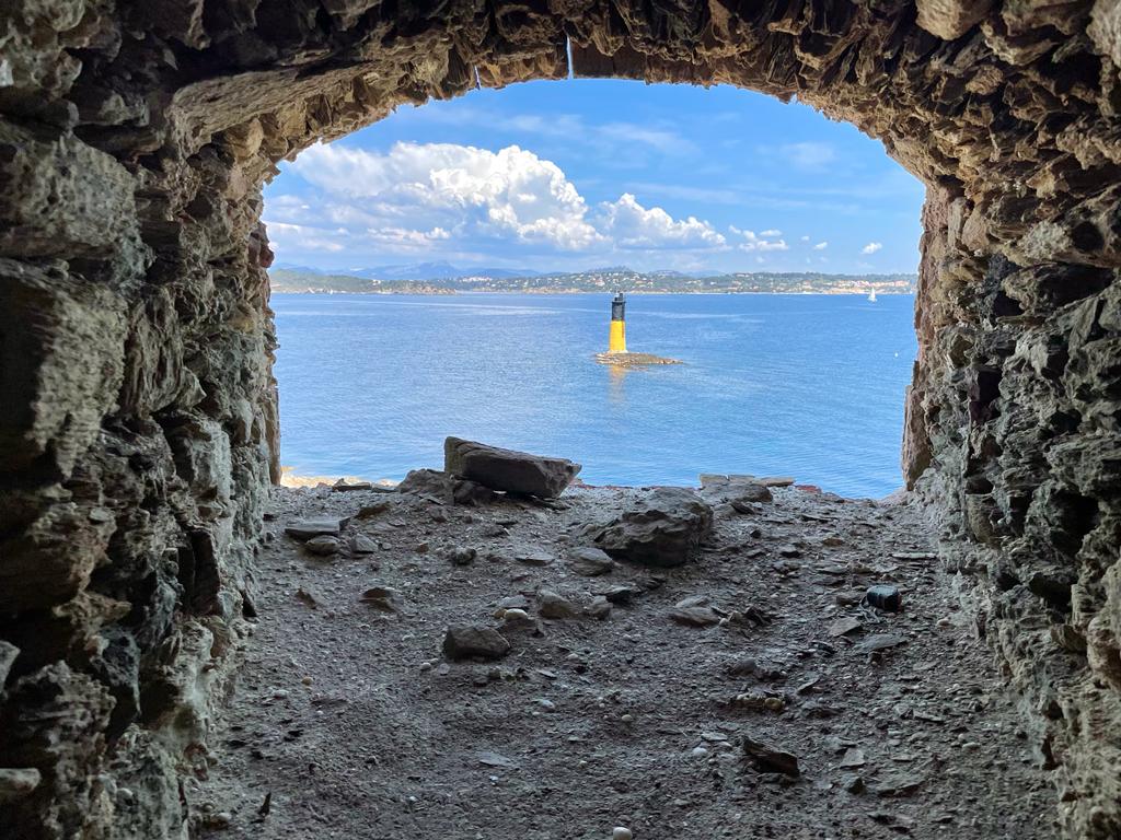 RegateV2E's tweet photo. Les nouvelles générations et #V2E travaillent ensemble sur le projet phare en matière de développement durable du Fort du Petit Langoustier à Porquerolles. 
Encore merci à Marc Frilet de nous avoir permis de vivre cette journée.
#Environnement #renovation #energiesrenouvelables https://t.co/bfHOhM7aWK